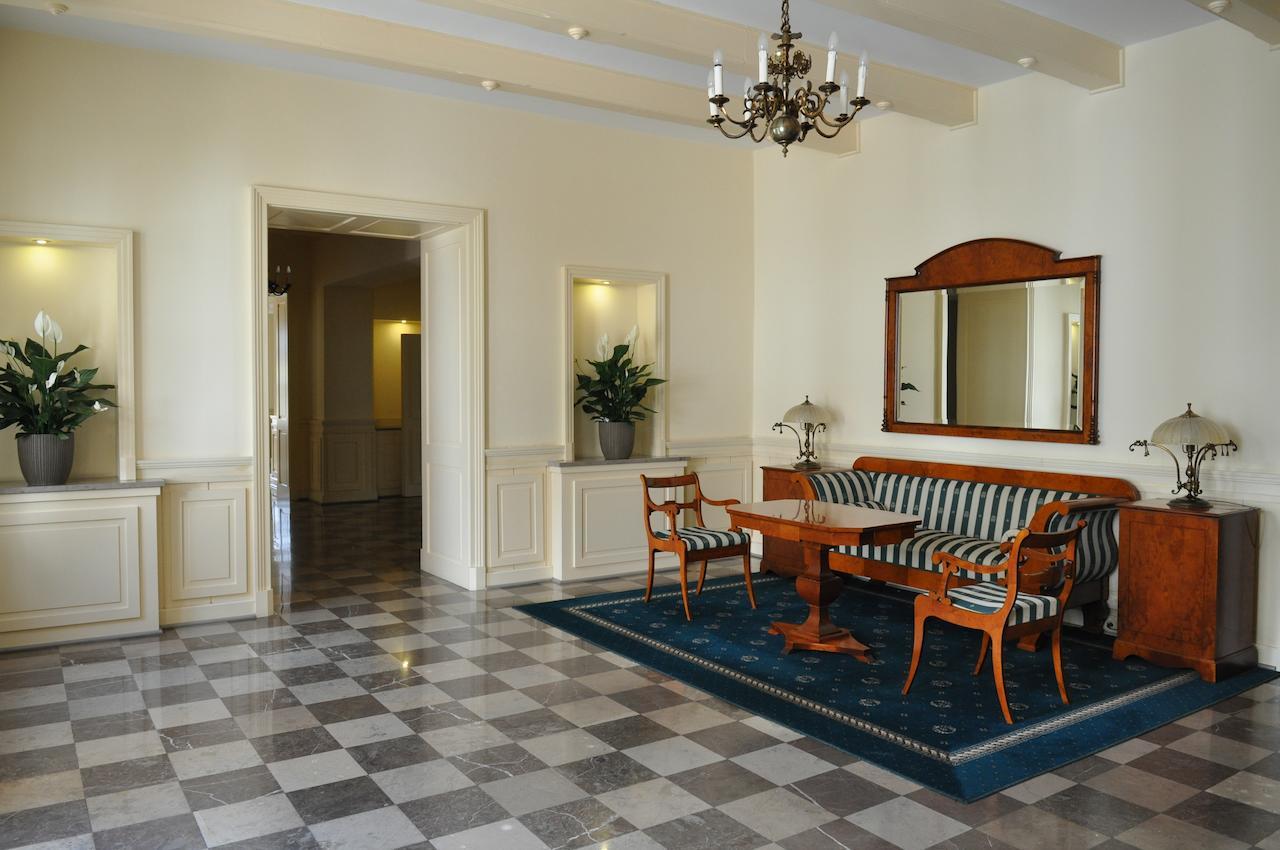 Hotel "Zajazd Napoleonski" Warsawa Bagian luar foto