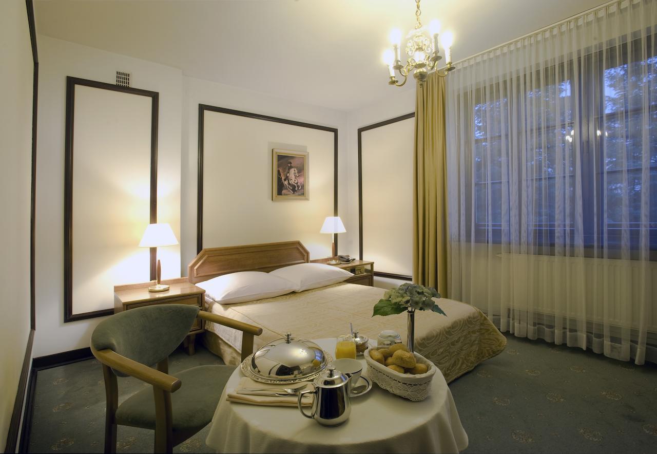Hotel "Zajazd Napoleonski" Warsawa Ruang foto