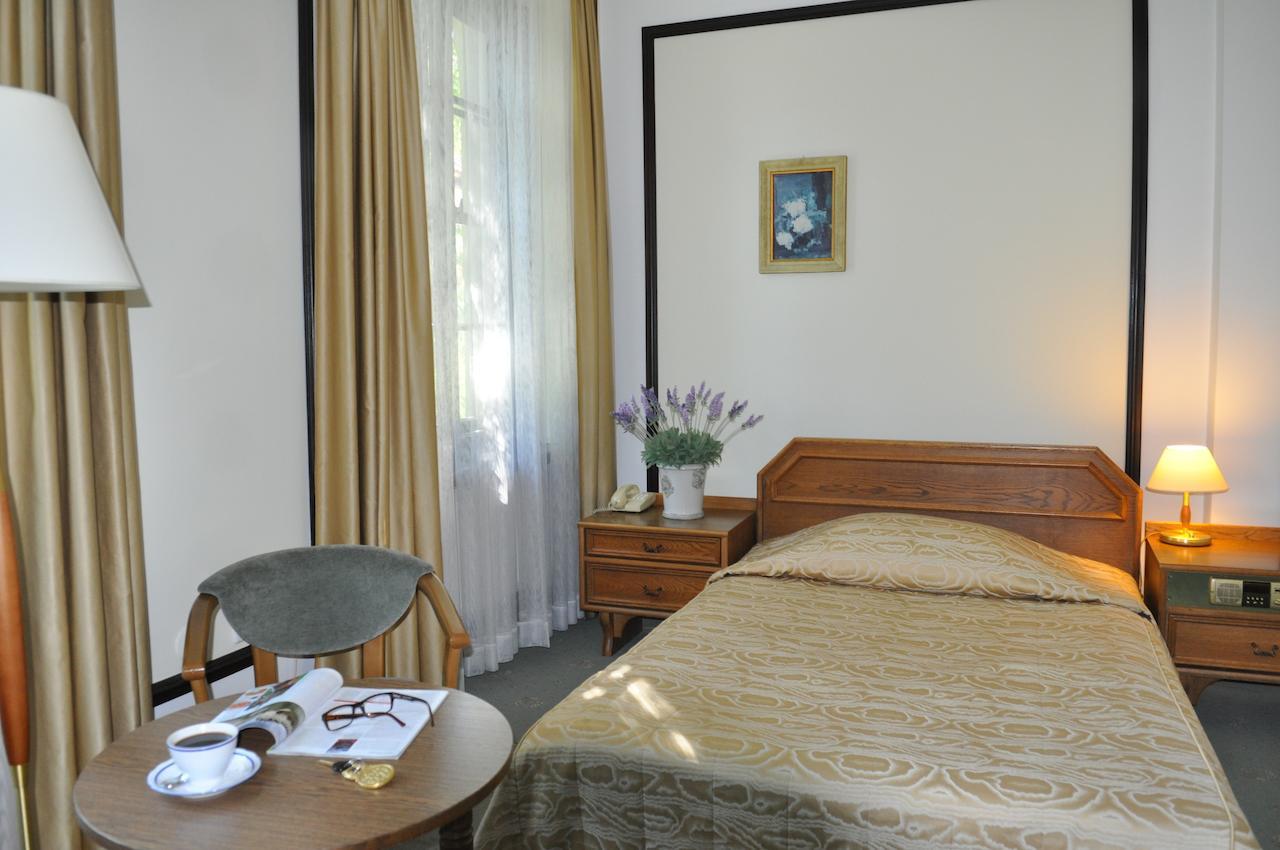 Hotel "Zajazd Napoleonski" Warsawa Ruang foto